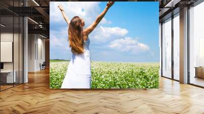 woman and blue sky Wall mural