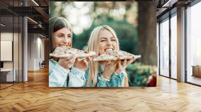 Women eating pizza Wall mural