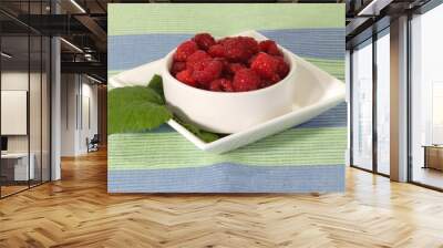 Frische Himbeeren mit Blatt in einer Schale Wall mural