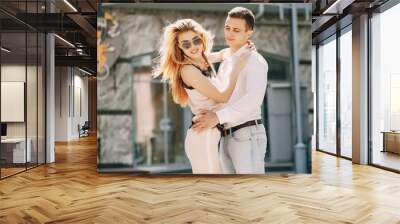 couple in a city Wall mural