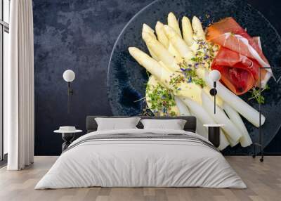 Modern Style traditionell gedämpfter weißer Spargel mit luftgetrockneten Schinken garniert mit Sauce Hollandaise serviert als Draufsicht auf einem Nordic Design Teller mit Textfreiraum links Wall mural