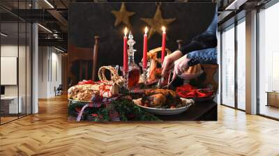  Baked turkey or chicken. The Christmas table is served with a turkey, decorated with fruits, salad and nuts. Fried chicken, table. Christmas dinner. Wall mural