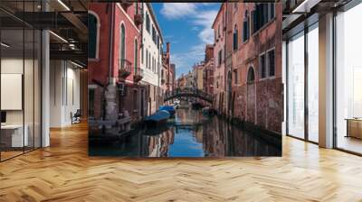 Blick auf Kanal und Brücke in Venedig Wolken spiegeln sich in Wasser Wall mural