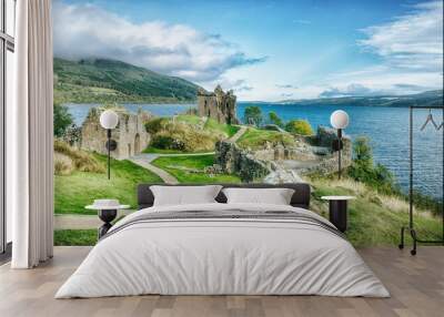 Urquhart Castle ist eine Burgruine am Loch Ness in den schottischen Highlands. Die Burg liegt 21 Kilometer südwestlich von Inverness und 2 Kilometer östlich des Dorfes Drumnadrochit.
 Wall mural