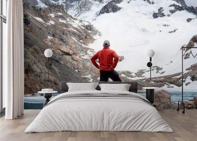 Hombre admirando las vistas de la Laguna de los Tres, y el cerro Fitz Roy, en el Chalten, Argentina Wall mural