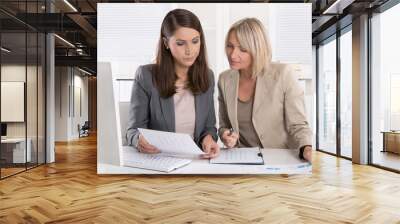 frauen in führungspositionen sitzend im büro Wall mural