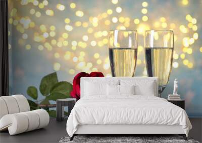 2 Gläser mit Sekt / Champagner mit roter Rose Wall mural