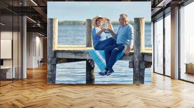 Picknick am See, mit Wein anstoßen, Seniorenpaar Wall mural