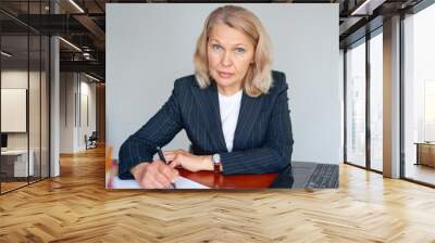 Portrait of a attractive business woman at office. Wall mural