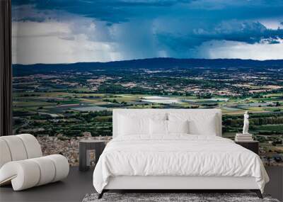 Vue panoramique  avec ciel d'orage sur la région de l'Emporda (Espagne) et sur le village de Torroella de Montgrí dans la province de Gérone. Wall mural