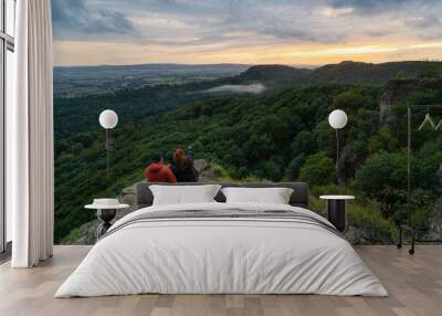 Wanderer auf den Hohenstein Klippen bei Sonnenuntergang, Weserbergland Wall mural