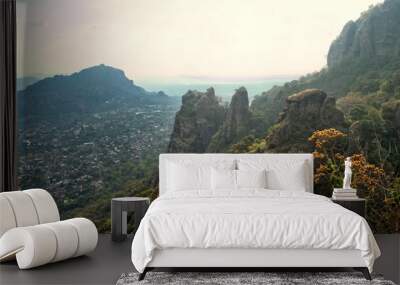 La zona arqueológica del Tepozteco ubicada en el estado de Morelos (México). Hermosa vista de la ciudad desde la cima de la montaña Wall mural