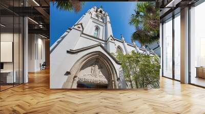 SAVANNAH, GA - APRIL 2, 2018: Cty Church surrounded by trees. The city attracts 5 million tourists annually Wall mural