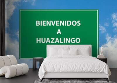 Siguiente salida Bienvenidos a huazalingo una señal verde sobre fondo de cielo azul. Colección de señales de tráfico conceptuales Wall mural