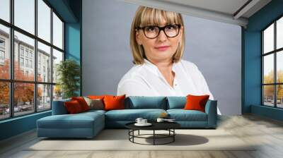 attraktive erwachsene frau im mittleren alter mit weisser bluse Wall mural