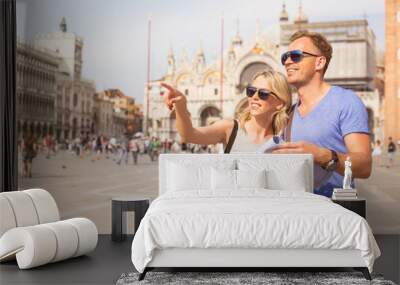 tourists sightseeing in venice Wall mural