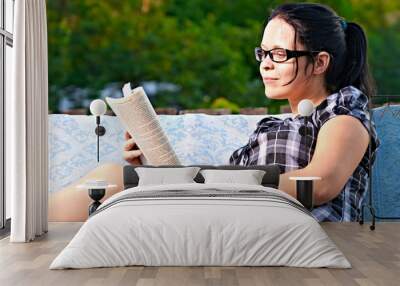 woman reading Wall mural