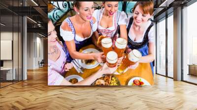 Freundinnen stoßen mit Weißbier an Wall mural