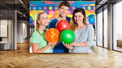 Junge Leute spielen Bowling auf Bowlingbahn Wall mural