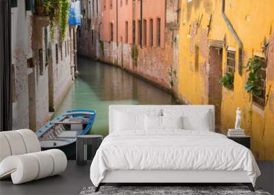 I colori di Venezia. scorcio di un canale, con muri colorati e piccola barca blu Wall mural