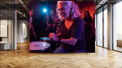 woman singing on the stage in the nightclub Wall mural