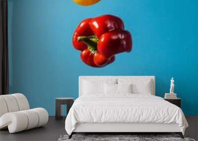 Pimientos aislados sobre fondo azul, ingredientes pico de gallo tradicional mexicano, pimientos rojo amarillo y verde, dieta mediterránea, comida griega con pimientos, verduras frescas  Wall mural