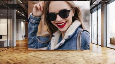 Close-up shot of romantic caucasian girl posing with beautiful smile. Outdoor portrait of lady with dark hair walking around city in spring weekend. Wall mural