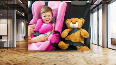 baby girl smile in car Wall mural