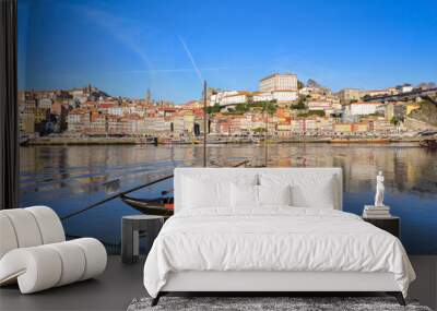 Navegando o Douro: Um barco Rabelo na ribeira de Vila Nova de Gaia, com a antiga cidade como pano de fundo Wall mural