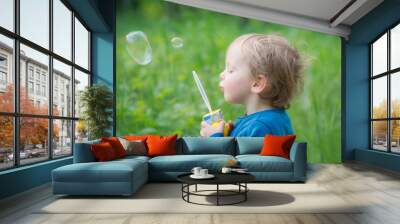 enfant qui fait des bulles de savon Wall mural