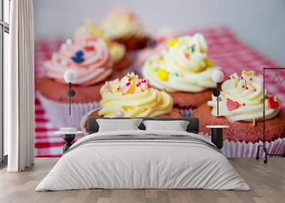 Red velvet cupcakes mit Buttercream Topping und Sprinkles Wall mural