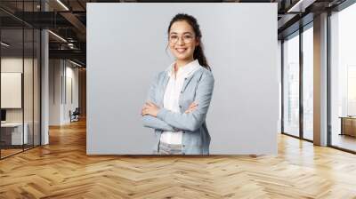 Education, women and lifestyle concept. Attractive asian female entrepreneur, girl tutor smiling satisfied, cross hands chest, pleased help customer with any question, grey background Wall mural