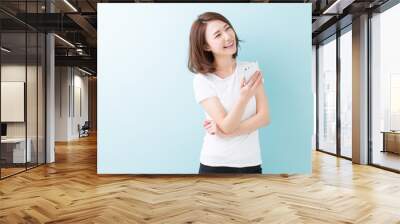 スマートフォンを見る女性 Wall mural