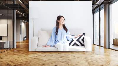 ソファに座る女性 Wall mural