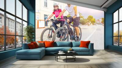 Pärchen mit dem E-Bike im Urlaub im Süden Wall mural