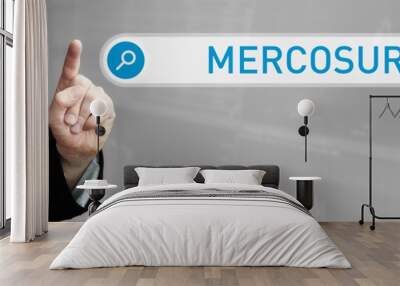 MERCOSUR. Mann im Anzug zeigt mit dem Finger auf ein Suchfeld. Das Wort MERCOSUR steht in der Suche. Symbol für Business, Finanzen, Statistik, Analyse, Wirtschaft Wall mural