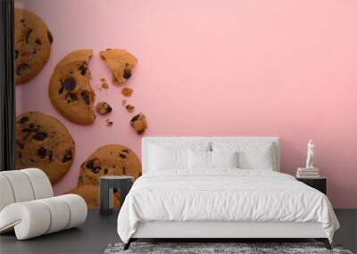 Many delicious chocolate chip cookies on pale pink background, flat lay. Space for text Wall mural