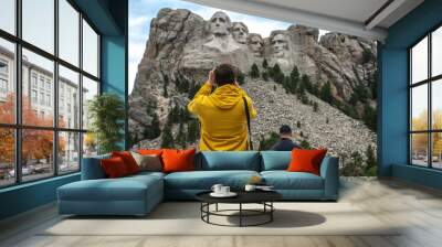 Tourists taking pictures and observe mountain Rushmor with USA presidents sculptures Wall mural