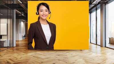 20代のオペレーターのアジア人のスーツを着た女性。（Asian female operator in her 20s wearing a suit.）
 Wall mural