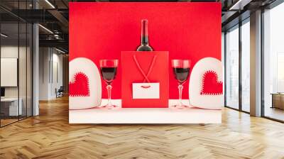 Fond d'écran pour la Saint-Valentin avec des cœurs rouges et du vin rouge. Composition romantique de la Saint-Valentin, déclaration d'amour, fête des mères, anniversaire, fiançailles.  Wall mural