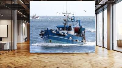 chalutier navigant en mer, Wall mural