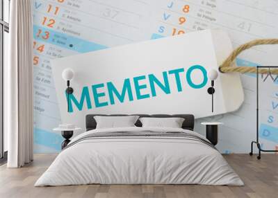 MEMENTO,sur écriteau sur fond calendrier  Wall mural