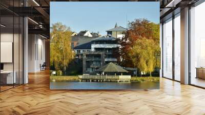 Le ponton panoramique et les immeubles modernes d'appartements entre les feuillages dorés et pourpres à Vielsalm Wall mural