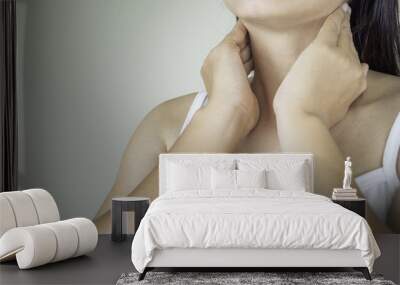 Women have sore throat. Wall mural