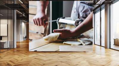 Mains d'un cuisinier en train de préparer des pâtes fraiches au laminoir Wall mural