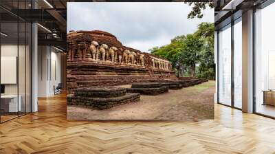 Wat Chang Rob temple in Kamphaeng Phet Historical Park, UNESCO World Heritage site, popular destination of tourist in Kamphaeng province, Northern of Thailand Wall mural