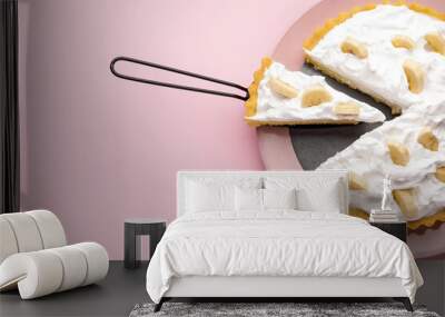 Plate with tasty banana pie on color background Wall mural