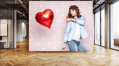 woman with heart shaped air balloons Wall mural