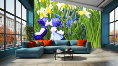 Delfts blue couple kissing with daffodil background Wall mural