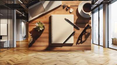 Escritorio de trabajo iluminado con el sol de la tarde, en verano. Tiene una hoja en blanco de un cuaderno Wall mural